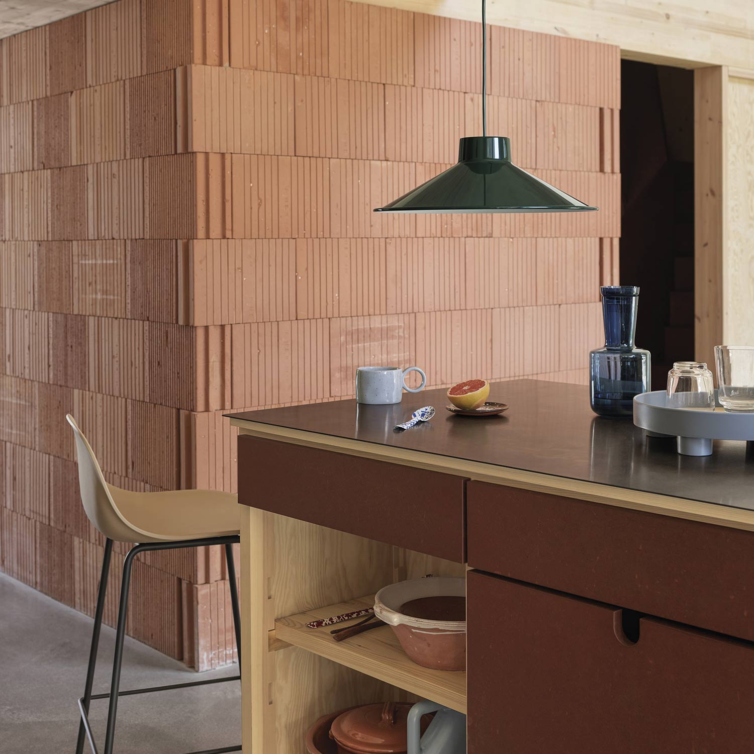 muuto top pendant leuchte ambiente gruen kueche 84694