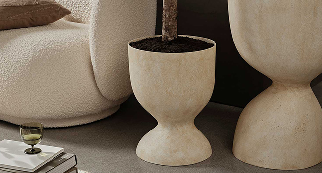 Ferm Living Blumentopf Evoke Töpfe neben Sessel