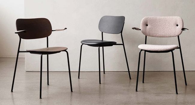 Audo Stuhl Co Dining Chair mit Armlehne & Polster im Raum nebeneinander