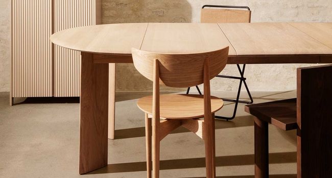 Ferm Living Möbel Hermann Holzstuhl im Esszimmer am Tisch