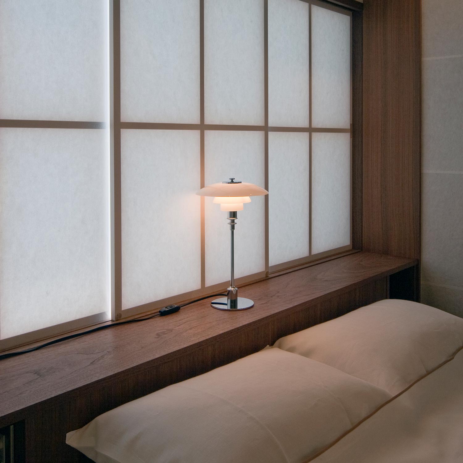 Louis Poulsen PH 21 tischlampe chrome am bett 106116