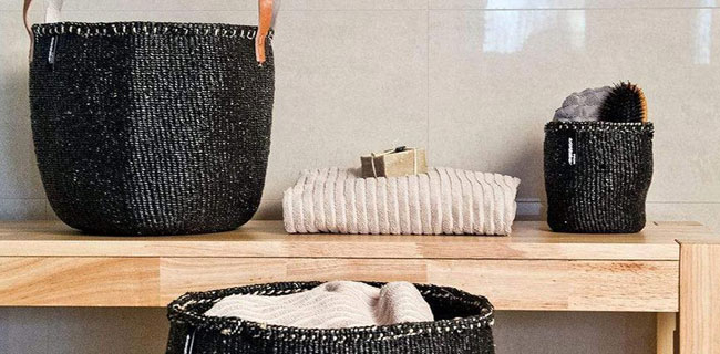 Mifuko Kiondo Korbschwarz auf einem Tisch