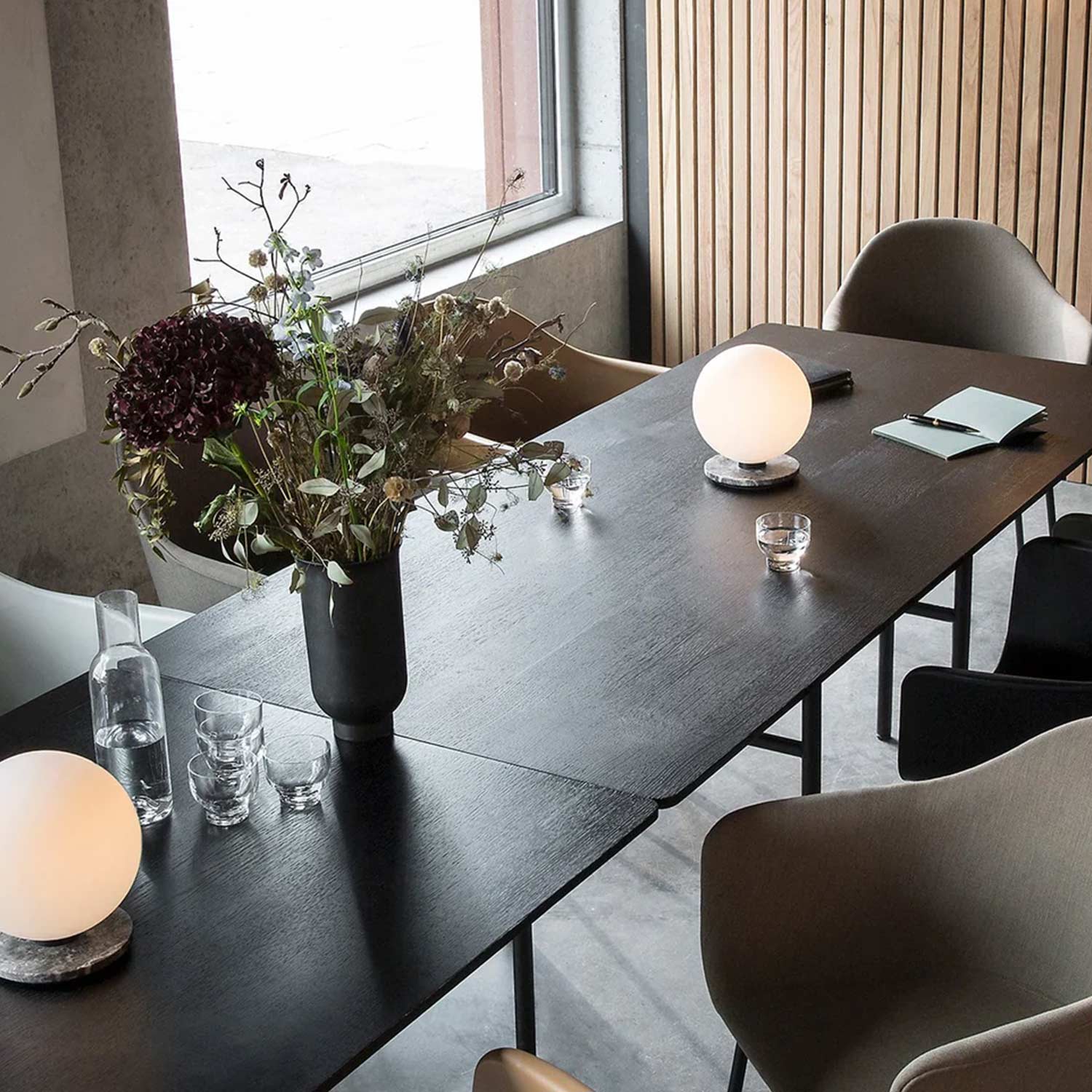 Audo - TR Bulb Tisch- und Wandleuchte Messing / matt opal