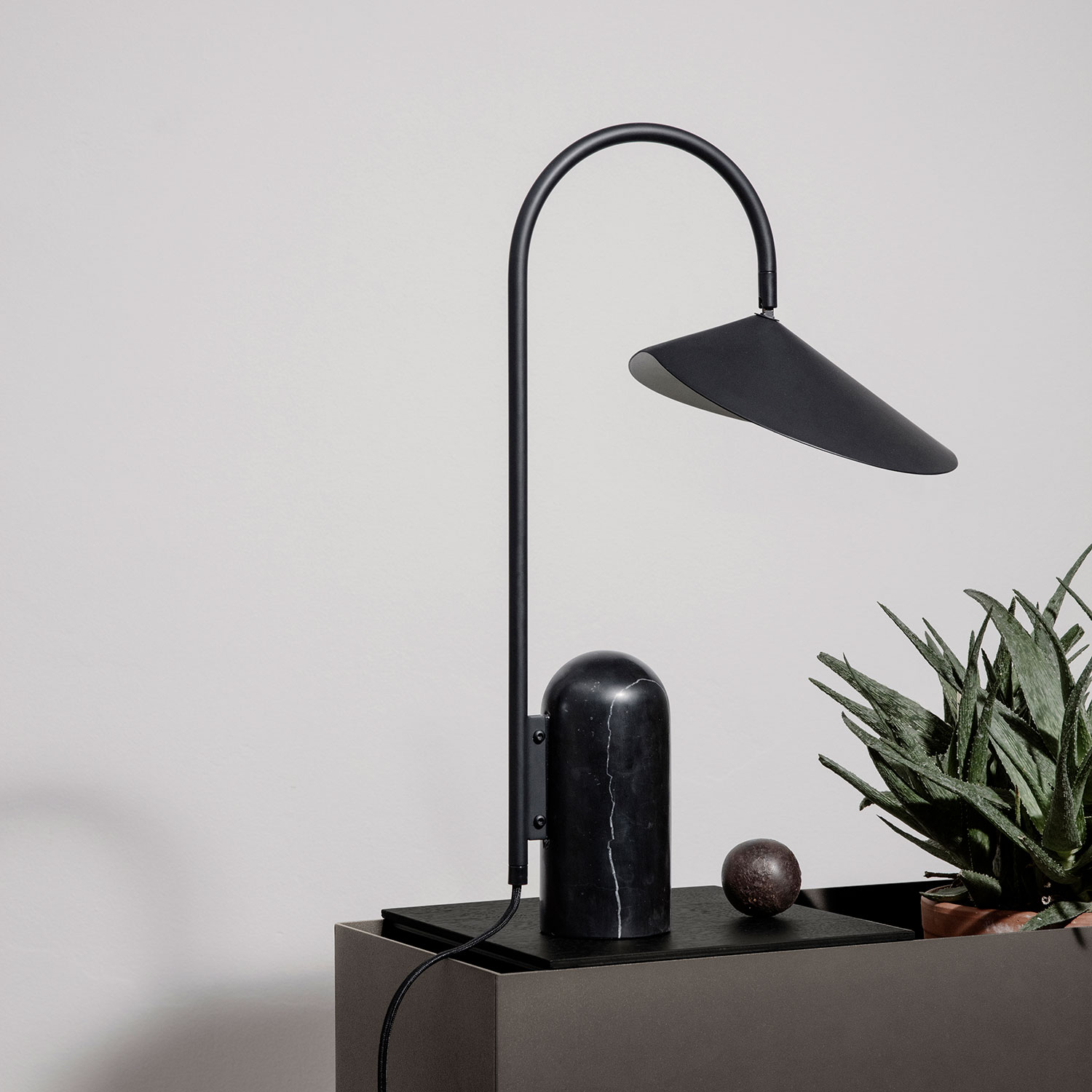 ferm living Arum table lamp schwarz 4 60768