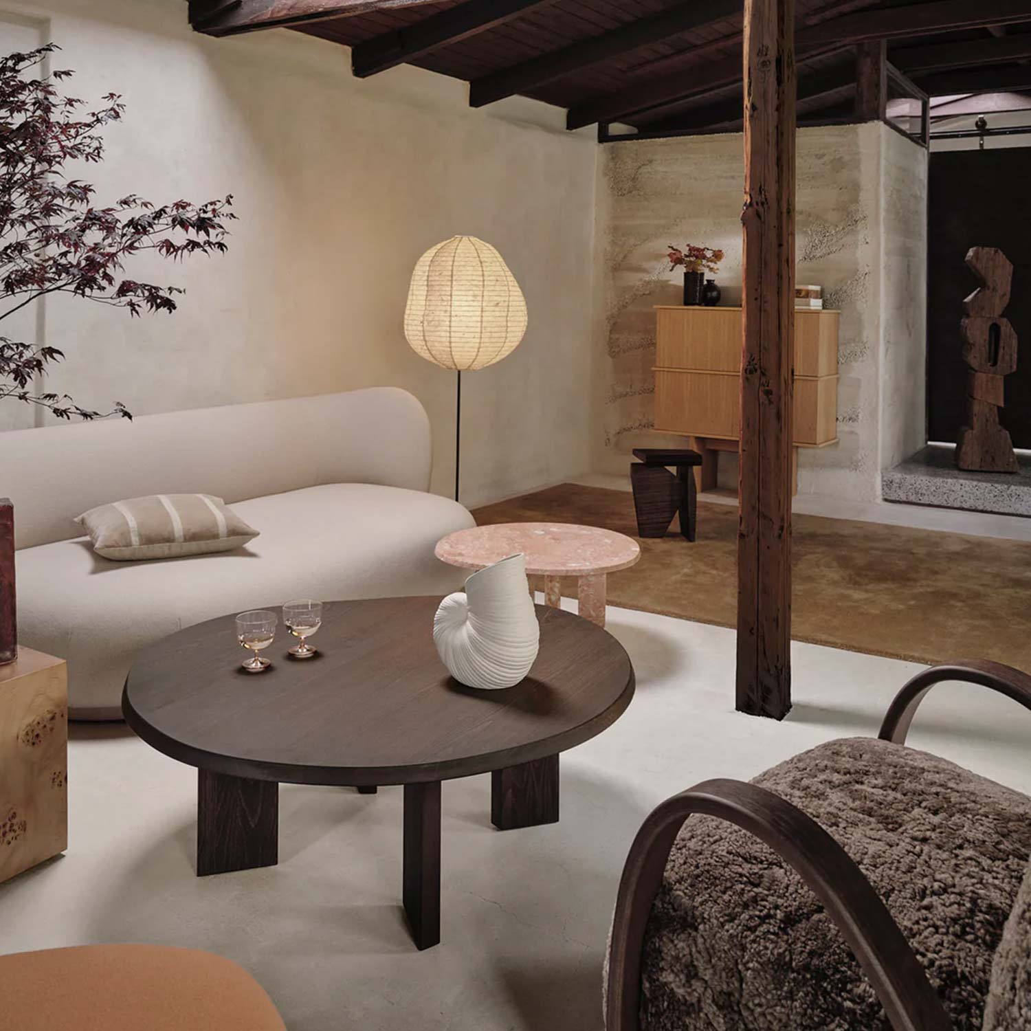 ferm LIVING Shell Vase 1104269904 im Wohnzimmer 104432