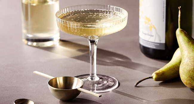 Ferm Living Gläser Ripple Champagnerschale auf Tisch