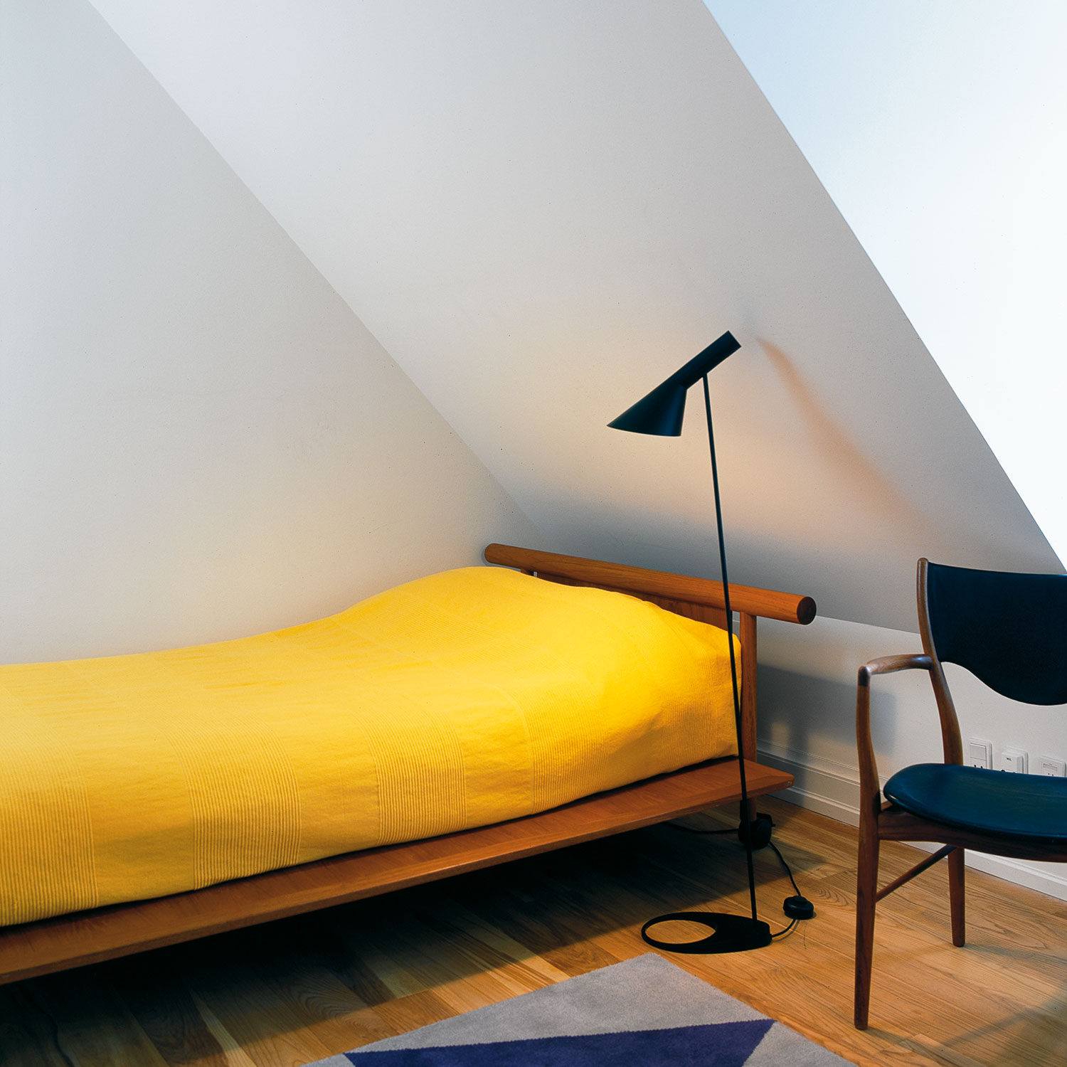 Louis Poulsen AJ Stehlampe schwarz neben bett 106027