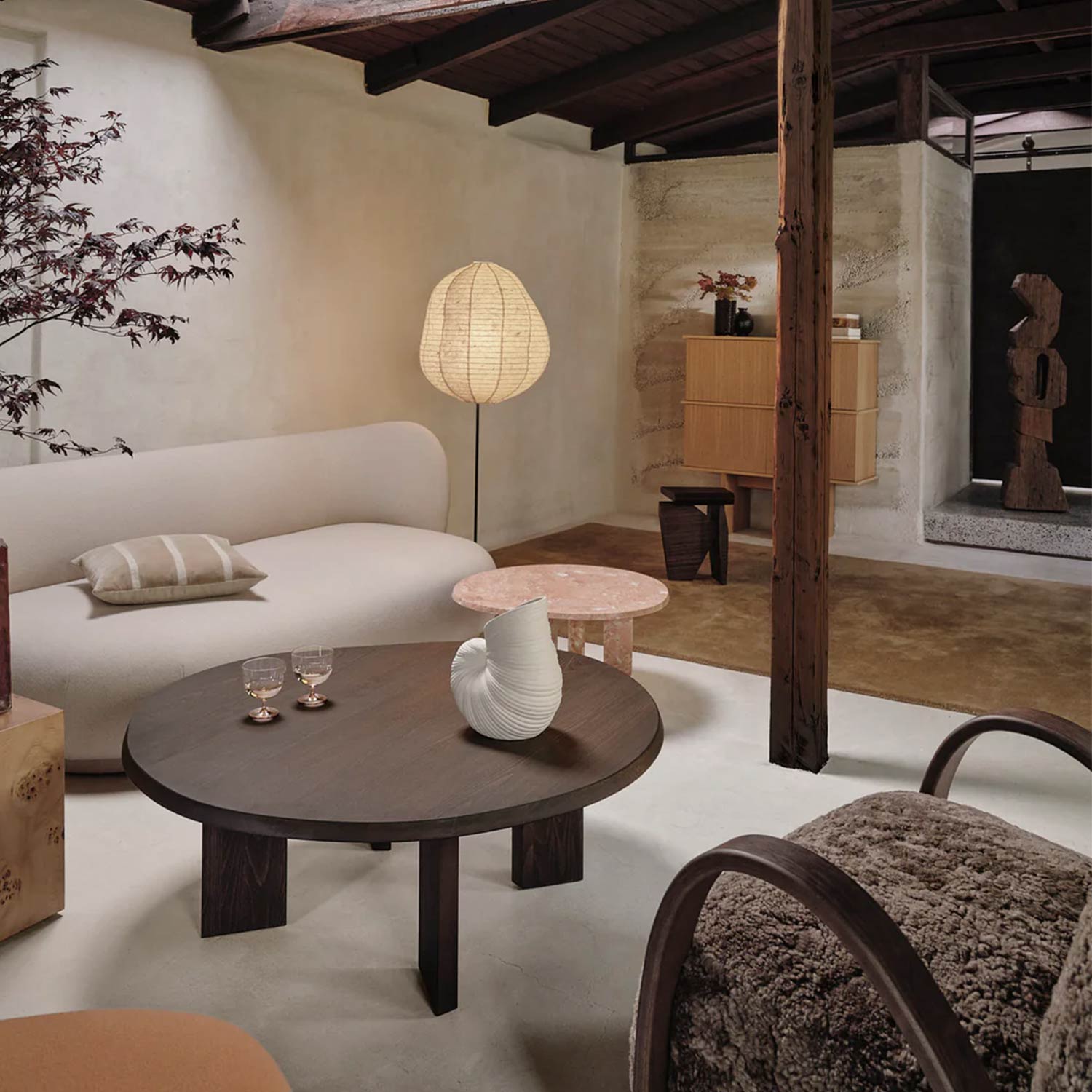 ferm LIVING Stilt Sideboard doppelt eiche natur 1104270263 im Wohnzimmer 104355