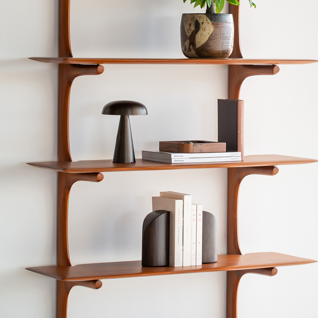 ethnicraft buchstuetzen mahagoni dunkel regal lifestyle 86388