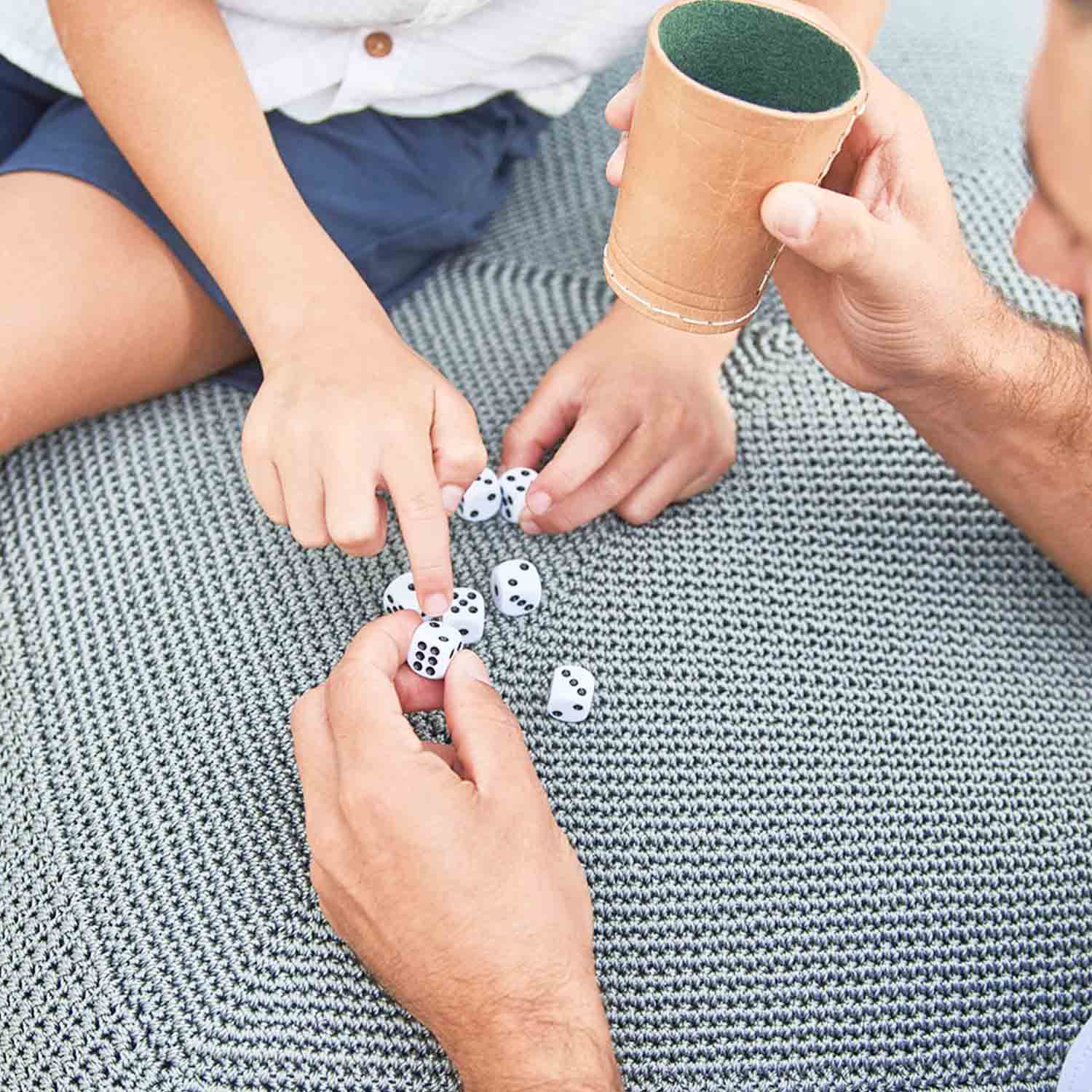 divine hocker spielen grau