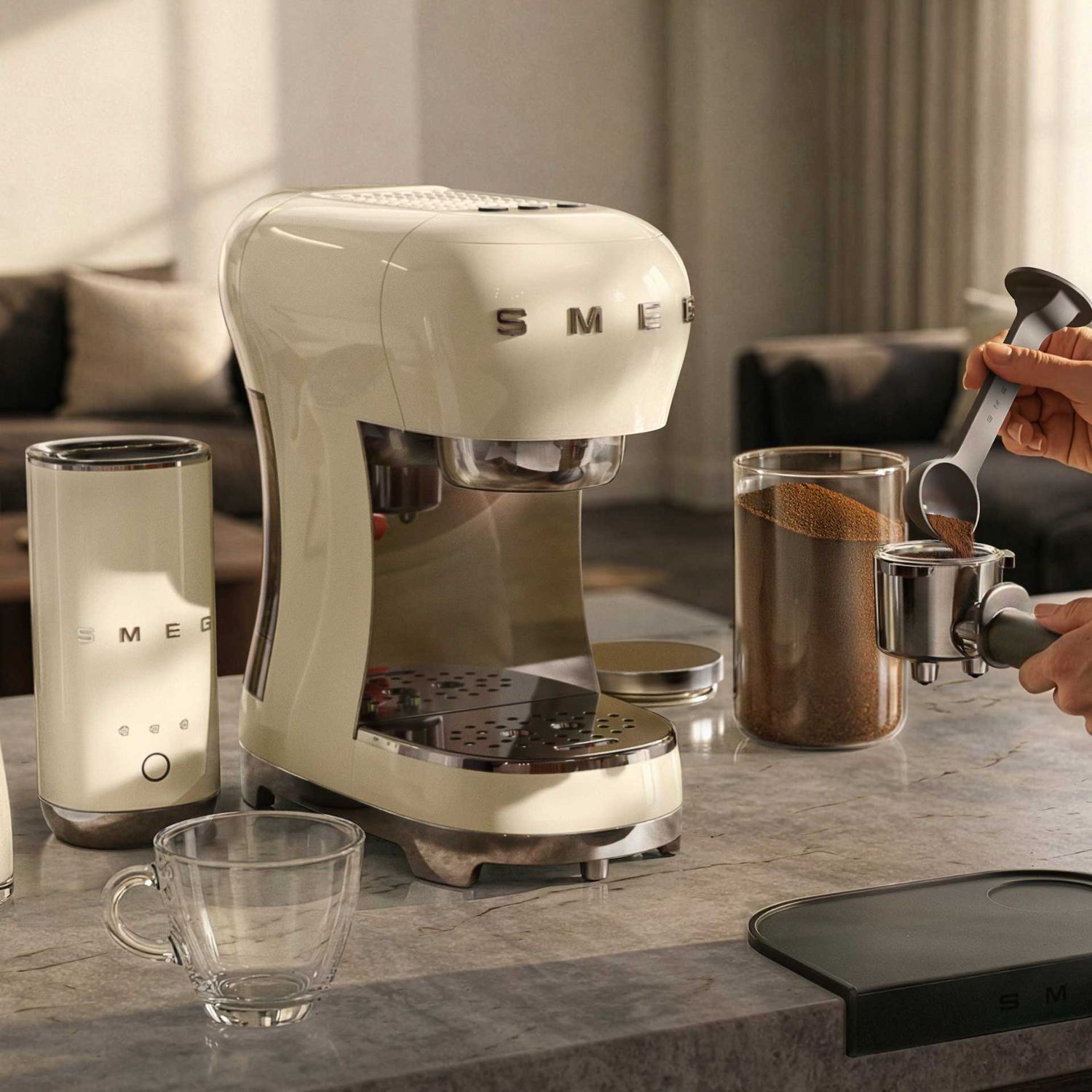 SMEG - Siebträgermaschine und Milchaufschäumer ECF12 creme