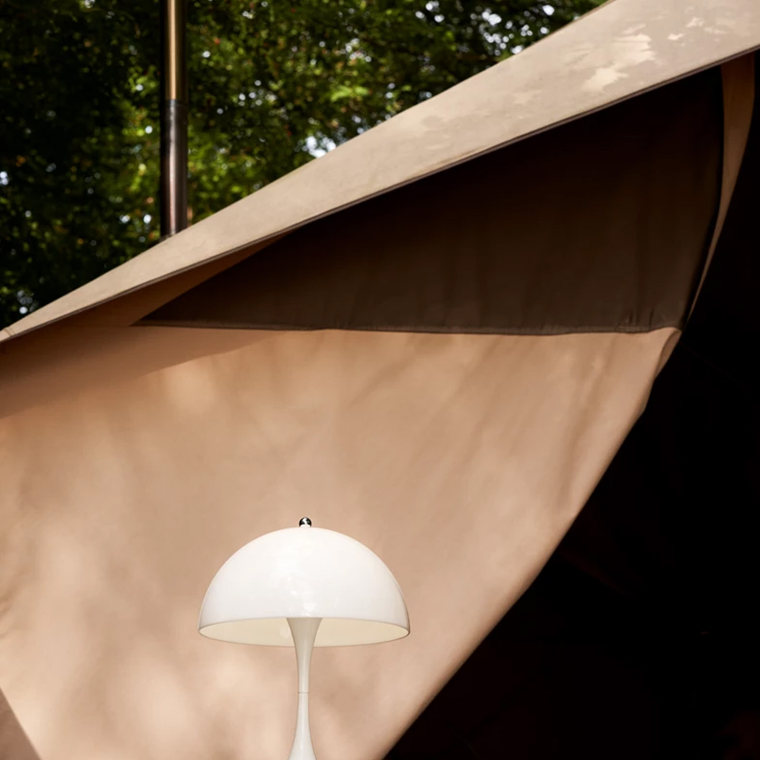 Louis Poulsen - Panthella 250 Tischleuchte opal beige