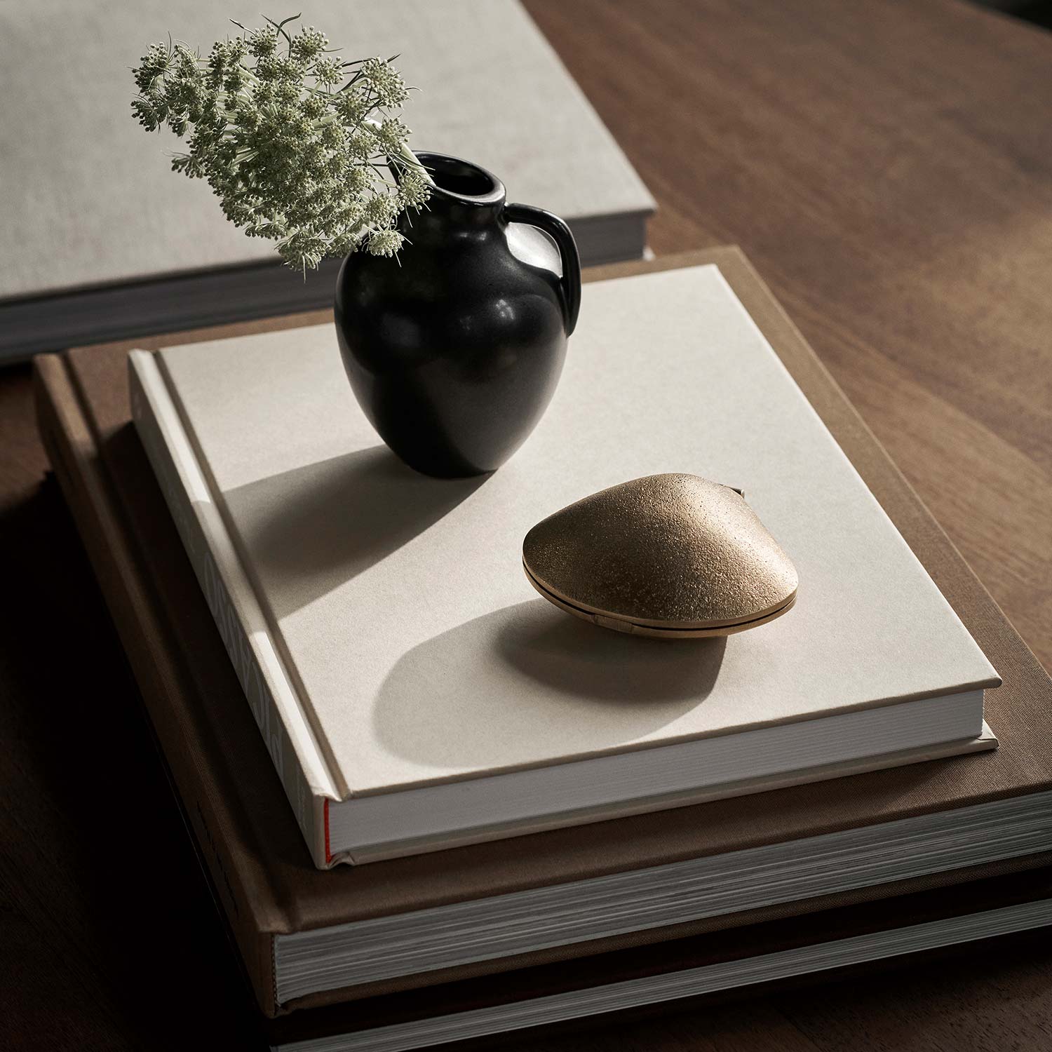 ferm living clam teelichthalter geschlossen tisch 96173