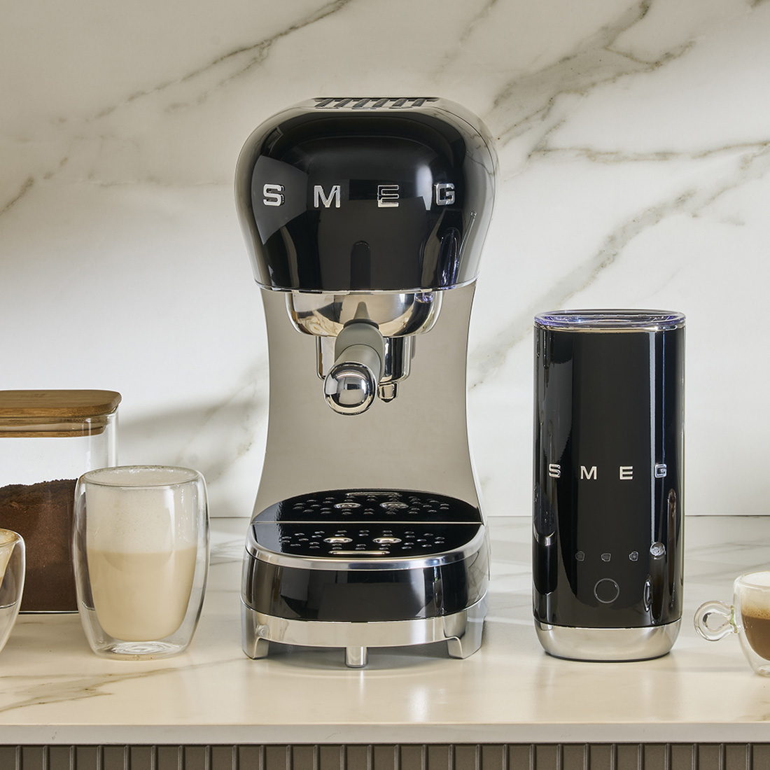 SMEG - Siebträgermaschine und Milchaufschäumer ECF12 schwarz