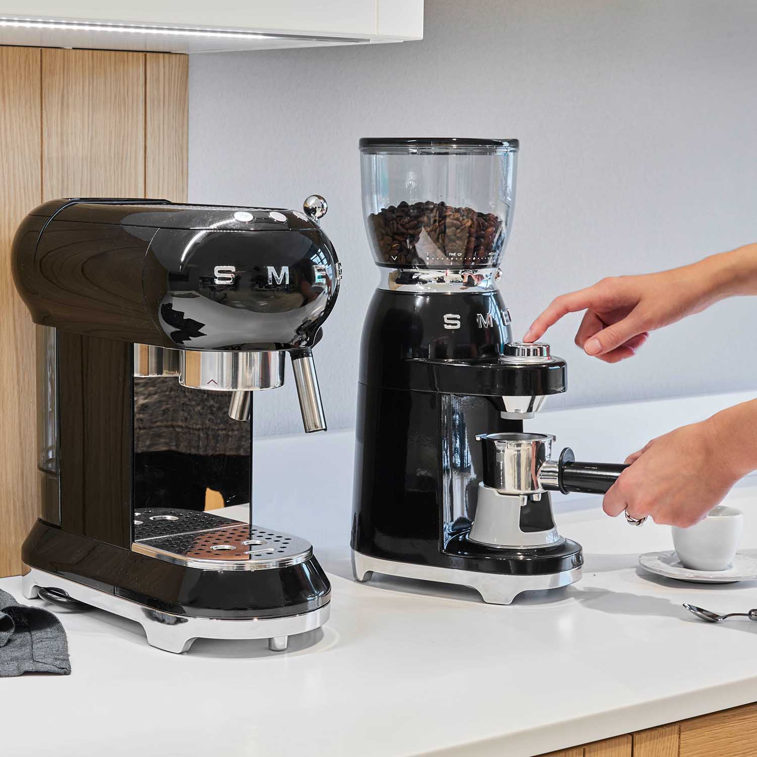 SMEG Ambiente Kaffeemhle mit Espressomaschine