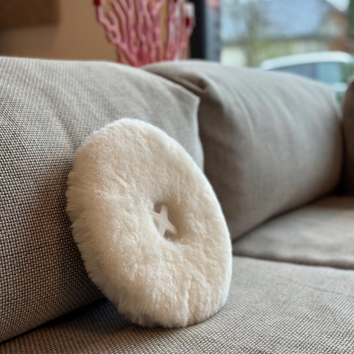 authentics PILL Wrmflasche schaffell creme auf sofa 106649