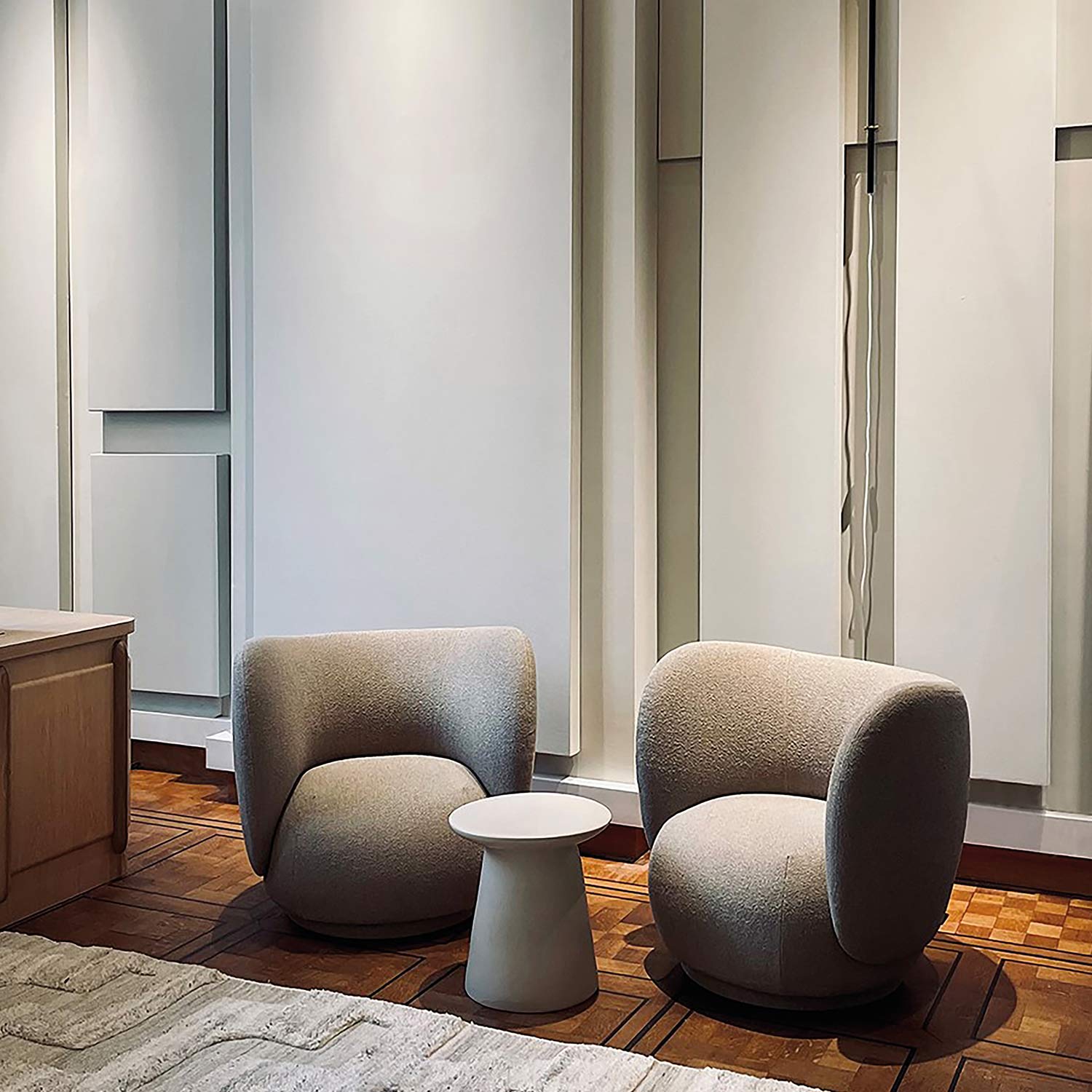 ferm living rico lounge chair ambiente wohnzimmer warm grey 85050