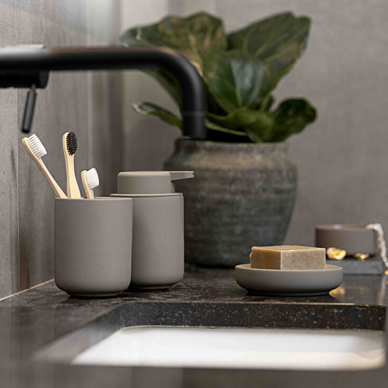 Zone Denmark Ume Seifenspender 250 ml schwarz Ambiente 8 105194