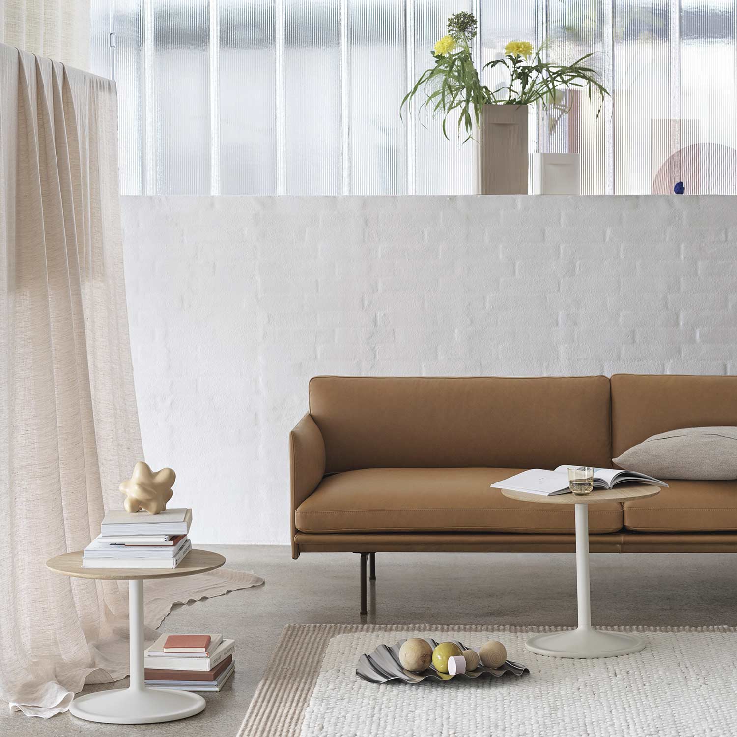 muuto outline sofa 3 sitzer cognac refine leather ambiente close up 83449