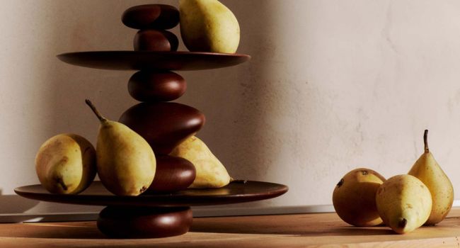 Ferm Living Tablett Pebble Dessertständer mit Birnen darauf