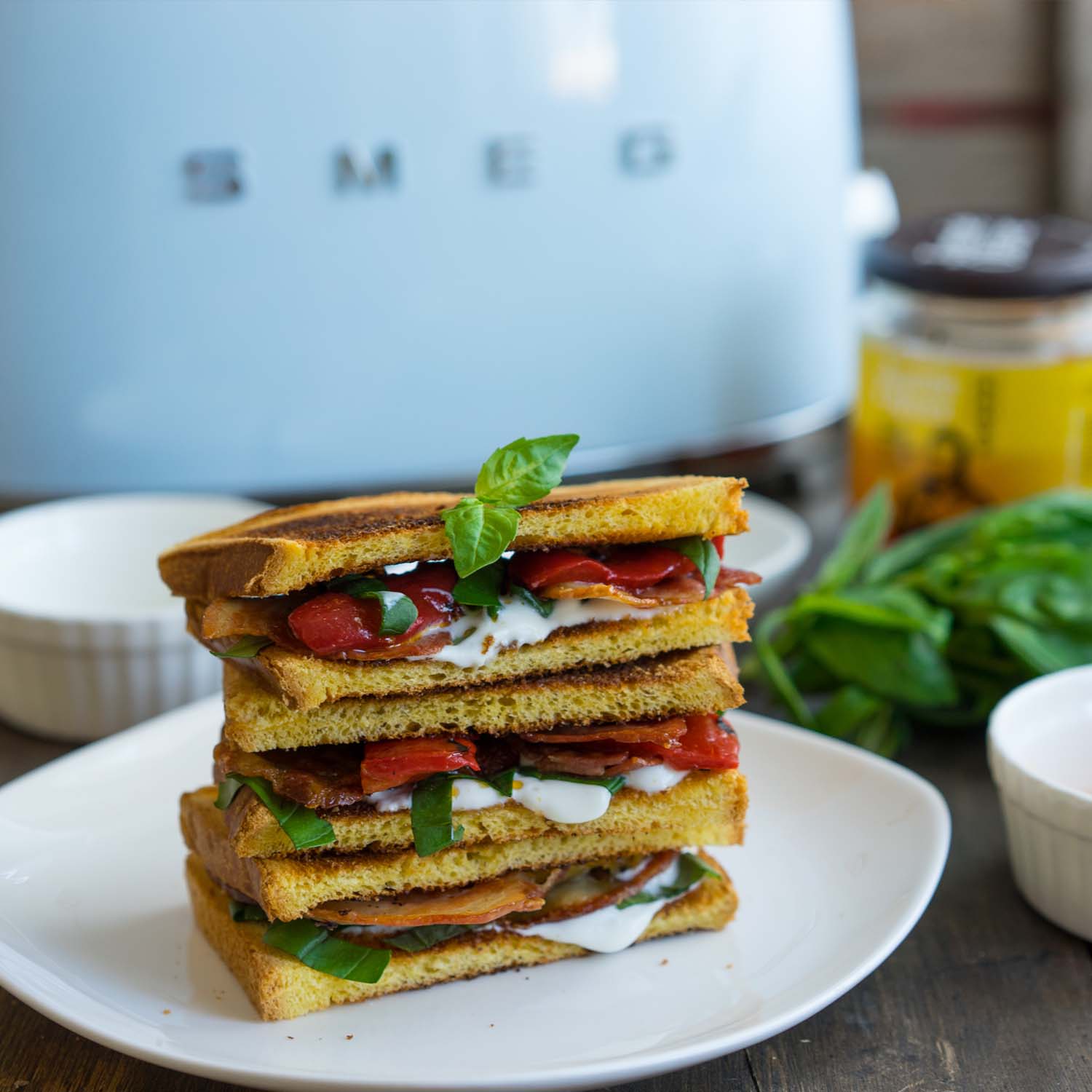 SMEG Toaster pastellblau TSF01 Brotserviervorschlag