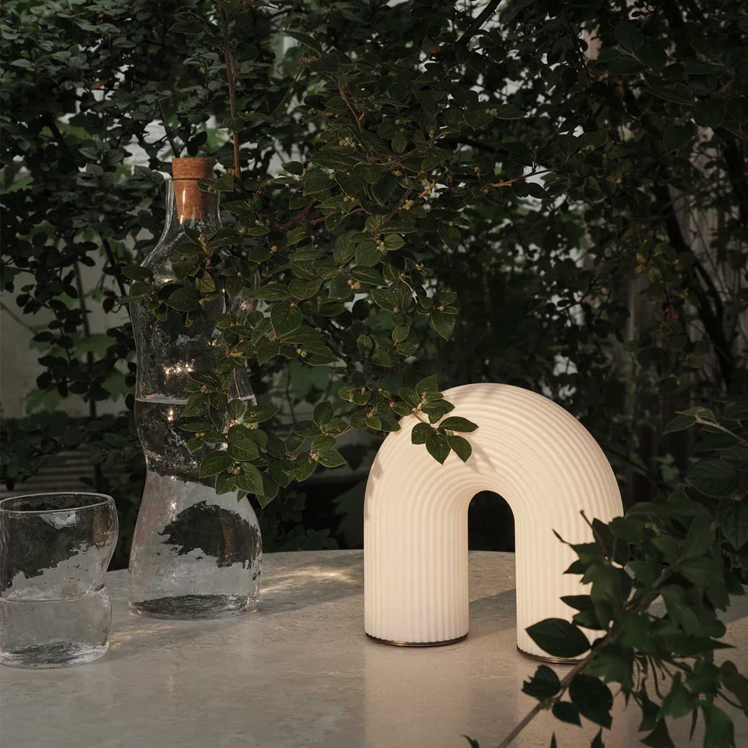 ferm LIVING Vuelta Mobile Lampe weiss 1104270173 auf Tisch mit Pflanzen 104281