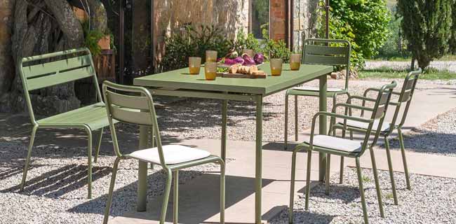 EMU Stuhl Arrangement in grün auf einer Terrasse