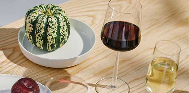 Iittala Essence Rotweingläser auf Tisch