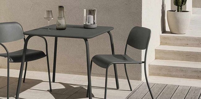 blomus Yua Armlehnstuhl granit grey auf Terrasse