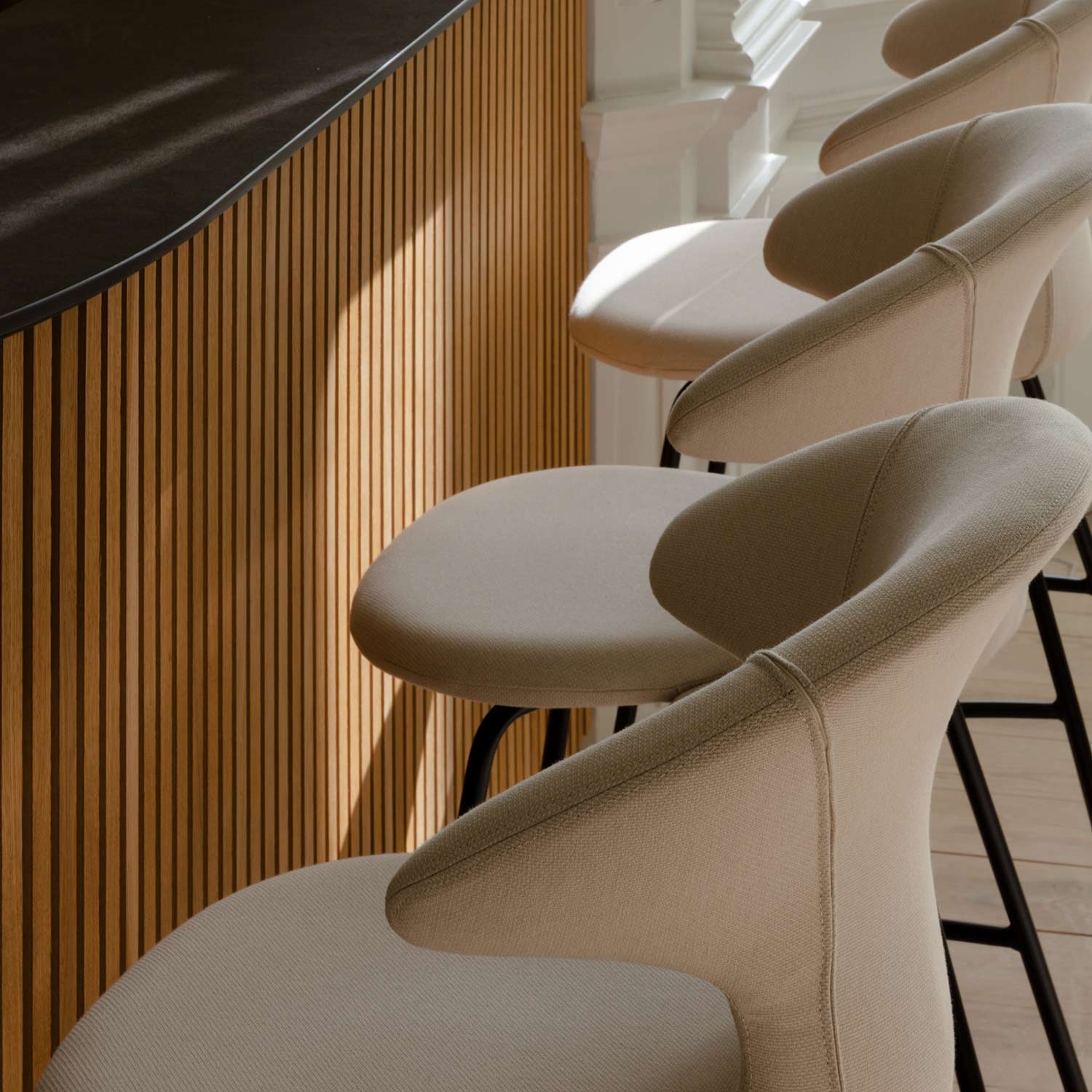 umage time flies barstuhl white sands schwarz lehne bar close up 92424