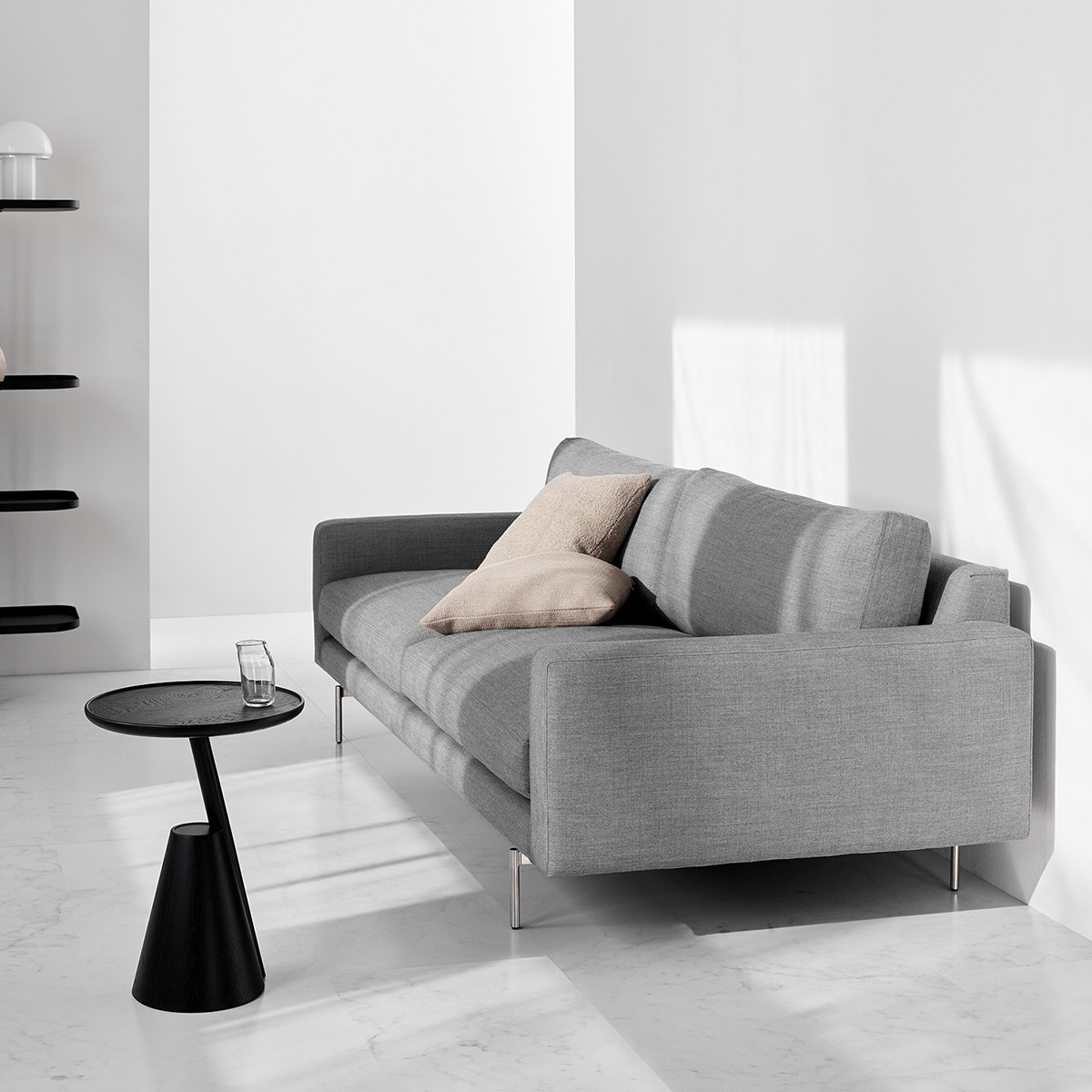 wendelbo mate sidetable schwarz neben sofa 94463