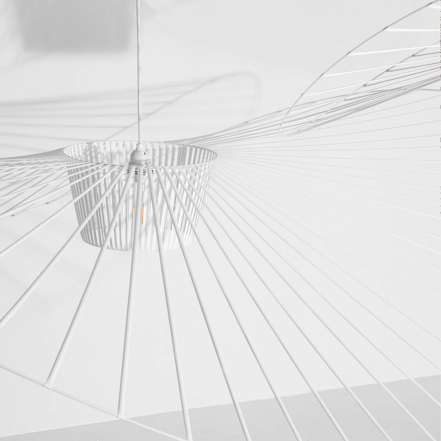 Close up Vertigo wei Lampe klein Petite Friture