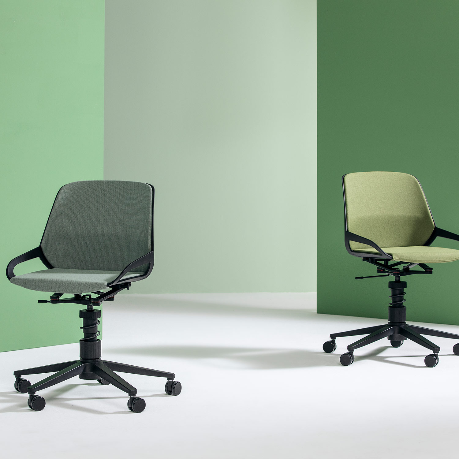 aeris numo task mit federbein mit rueckenpolster schwarz gruen hintergrund 92877