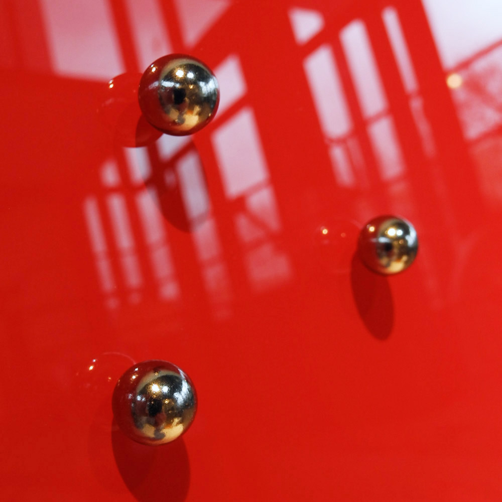 raum blick magente rot kugeln 13466