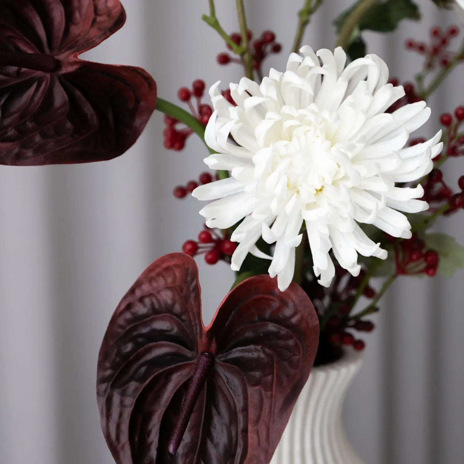 BLOOM OBJECTS - Frosty Berry Kunstblumenstrauß