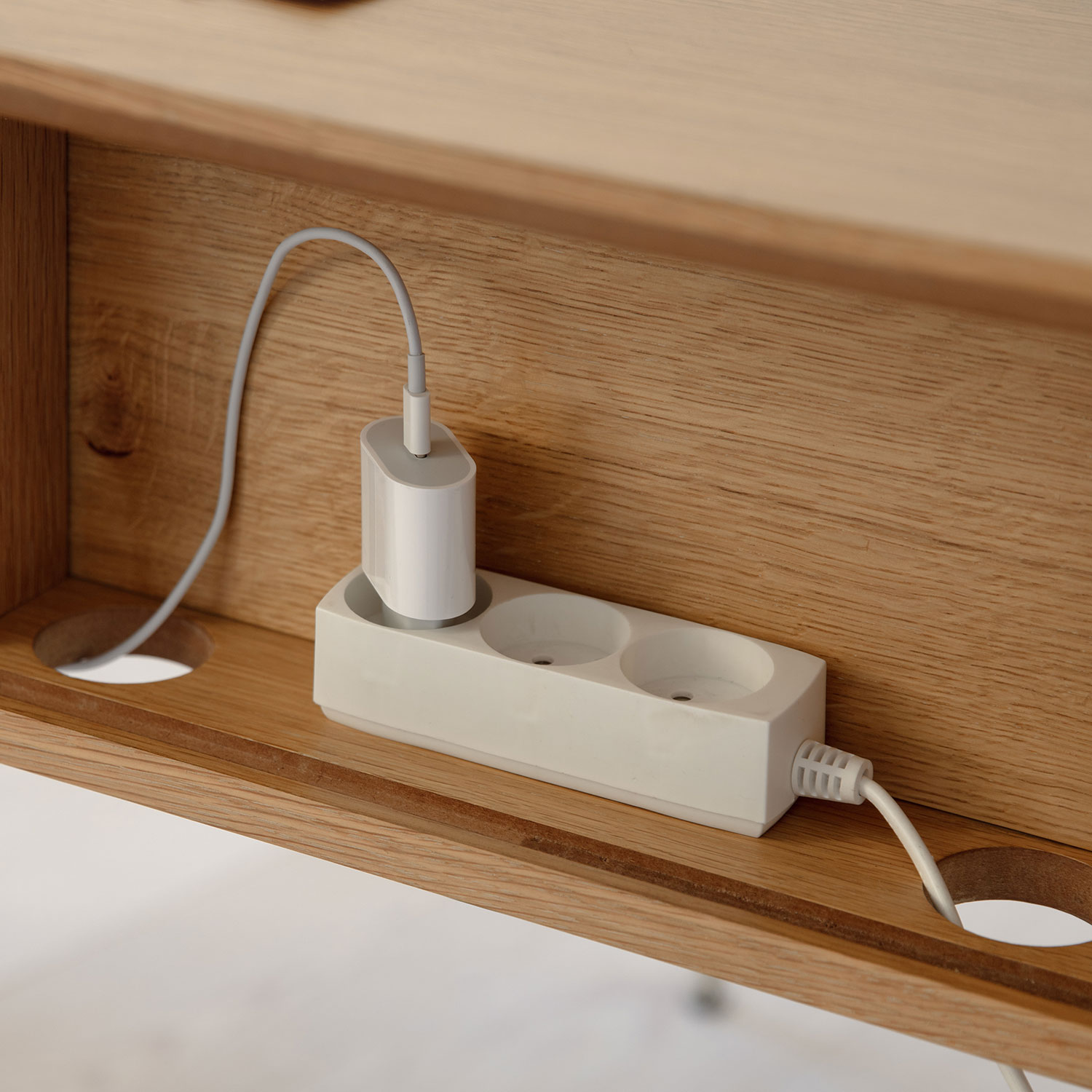 UMAGE audacious schreibtisch eiche detail kabel 100888