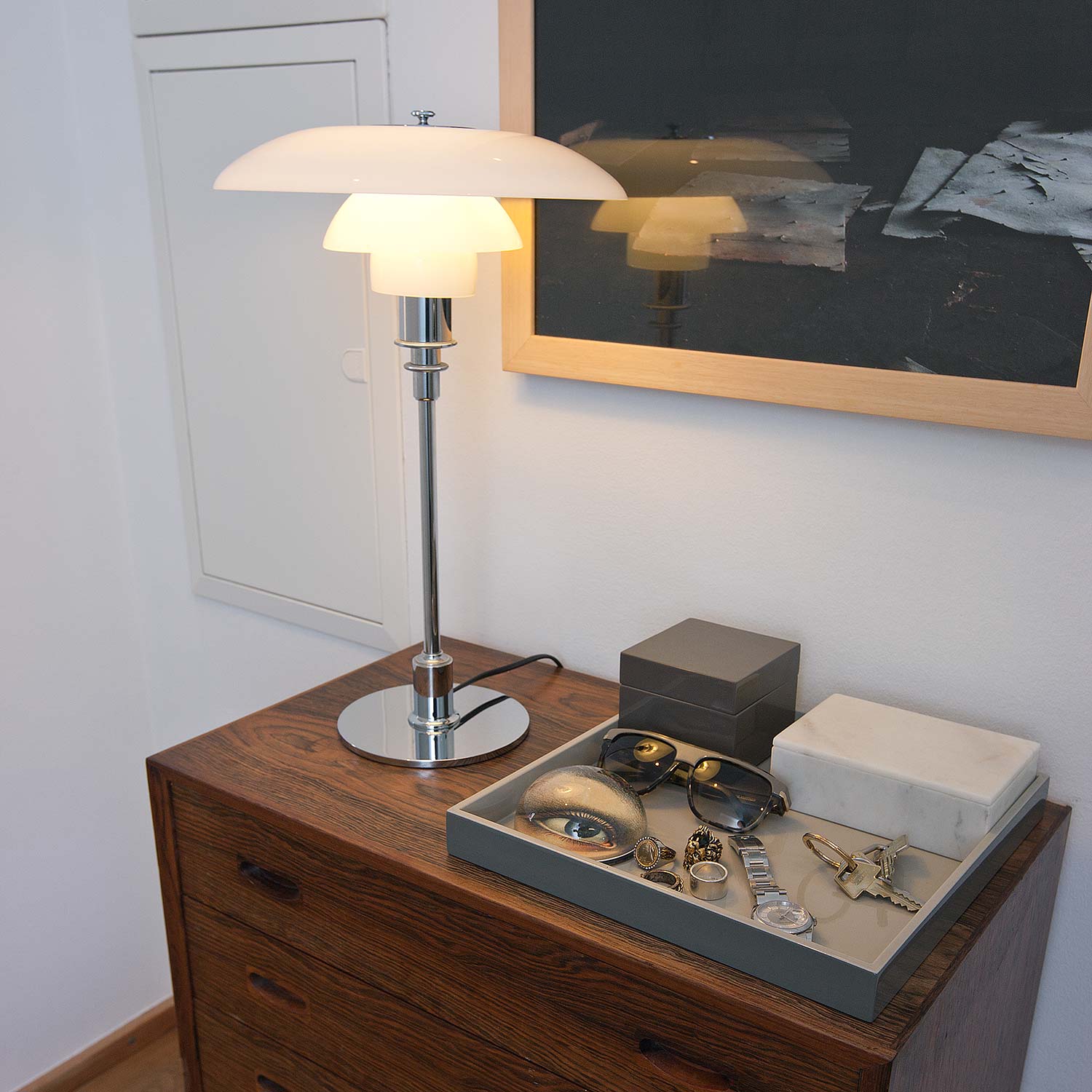 Louis Poulsen PH 3 2 tischleuchte chrome auf sideboard 106179