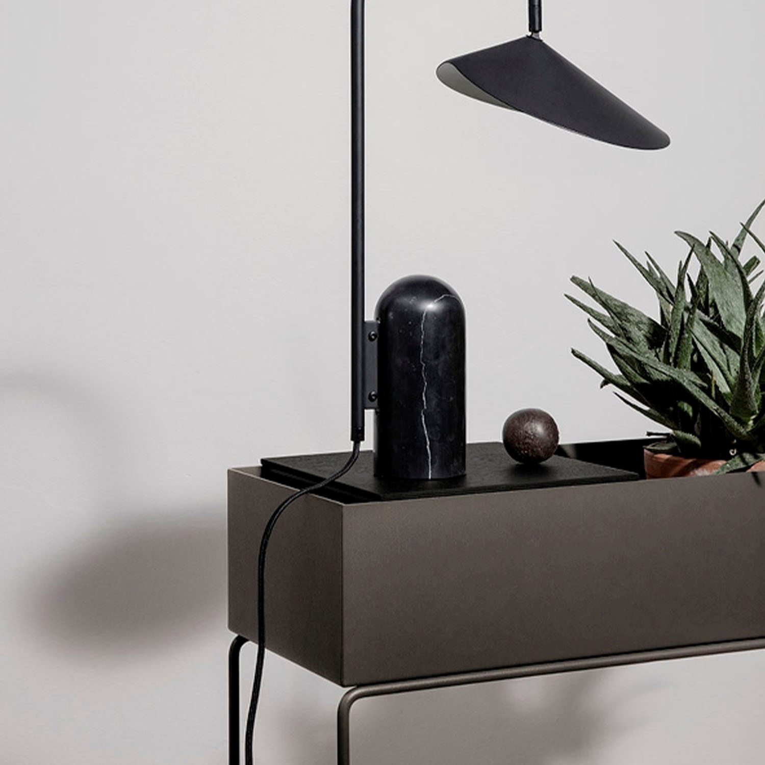 Mit Lampe  ferm Living plant box ambiente