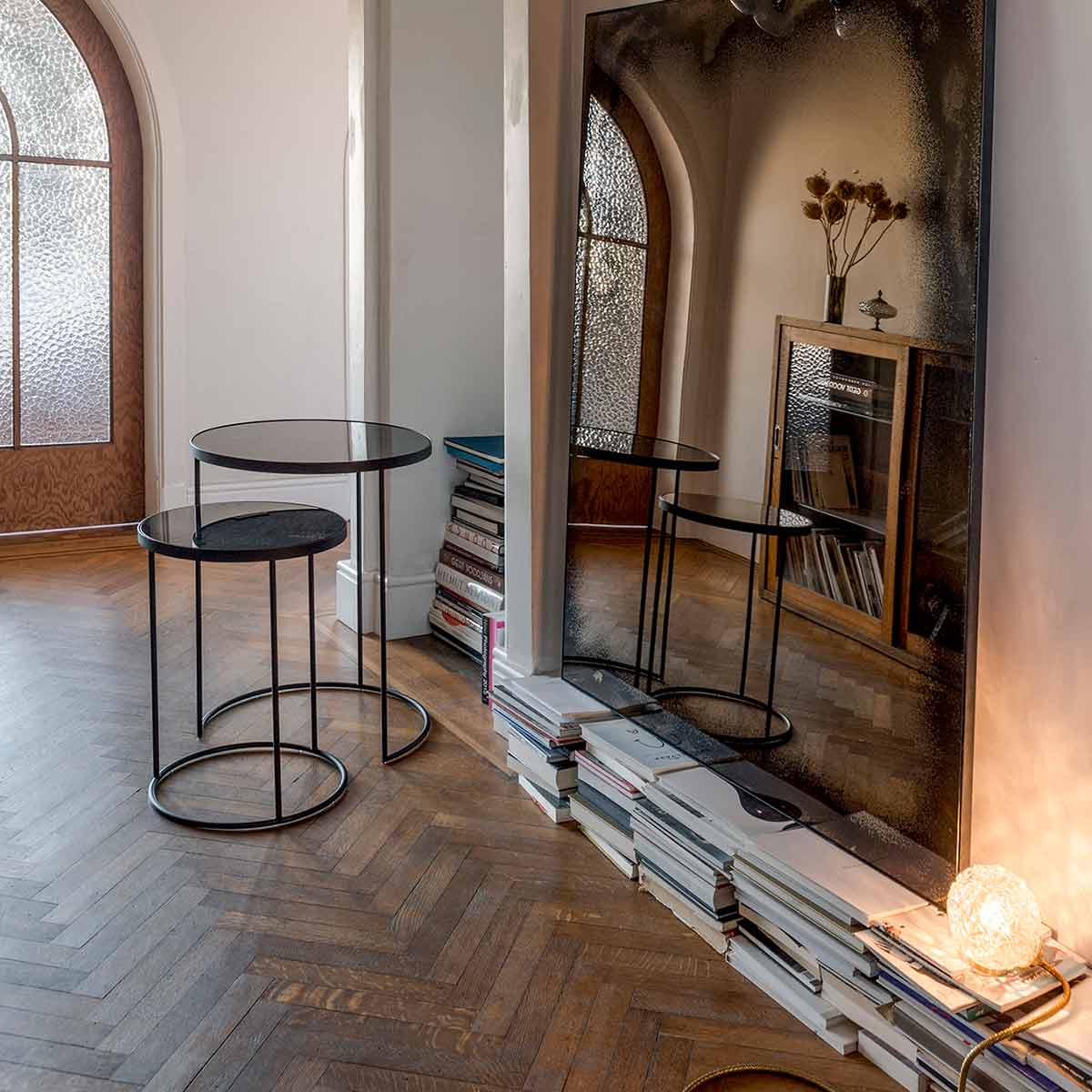 20703 charcoal nesting beistelltisch 2 er set ethnicraft lifestyle aged spiegel 86921