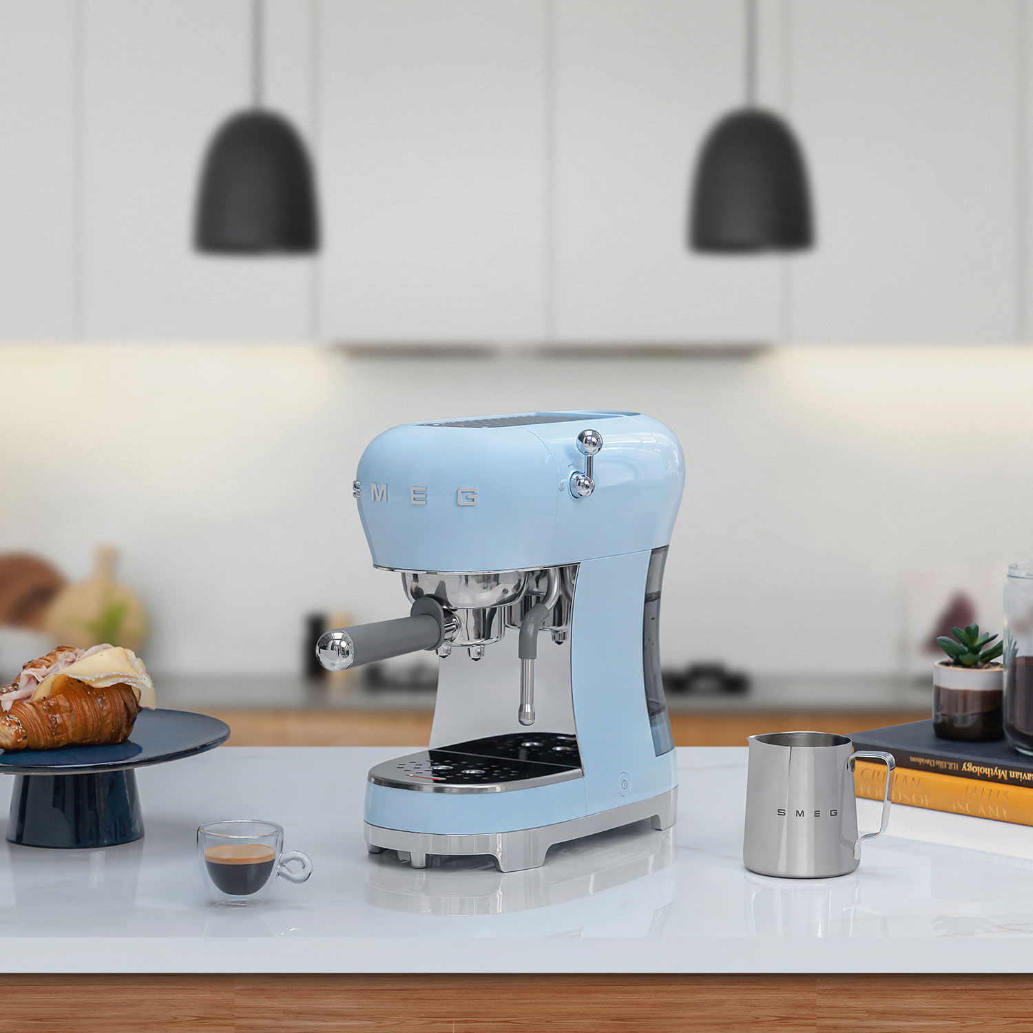 smeg espresso maschine hellblau in kueche 98892