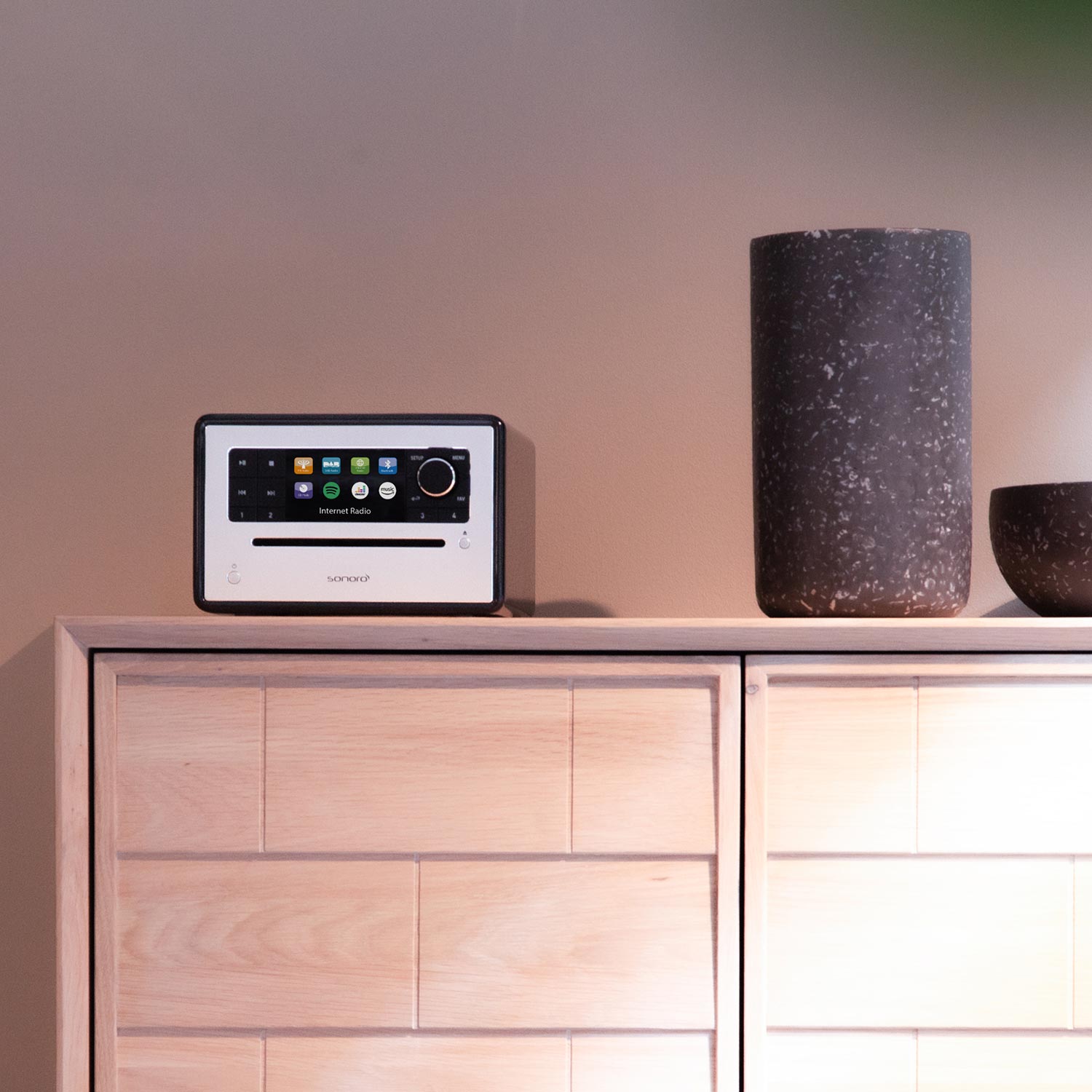 sonoro elite schwarz auf sideboard 87342