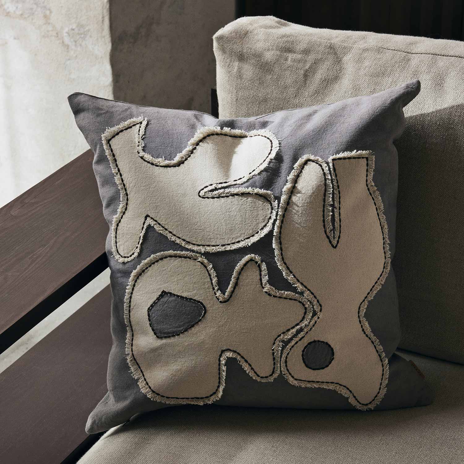 ferm living figure kissen grey blue off white sessel 96252