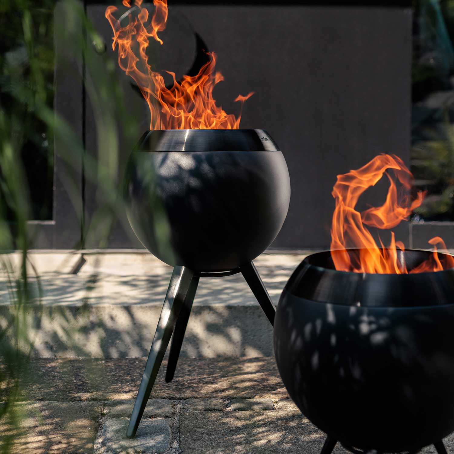 Höfats - MOON 45 all black Feuerkorb mit hohem Fuß