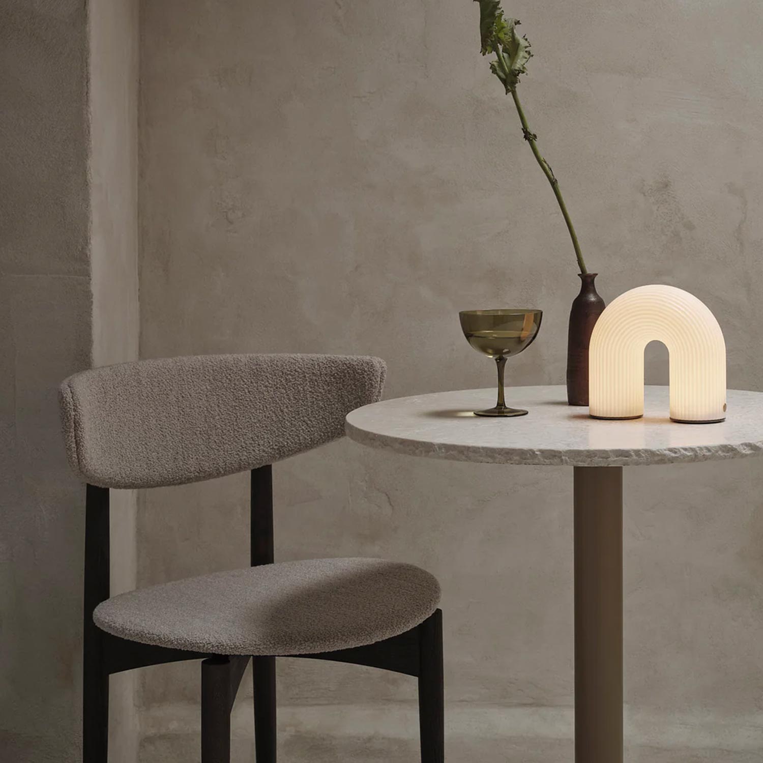 ferm LIVING Vuelta Mobile Lampe weiss 1104270173 auf Tisch 104279