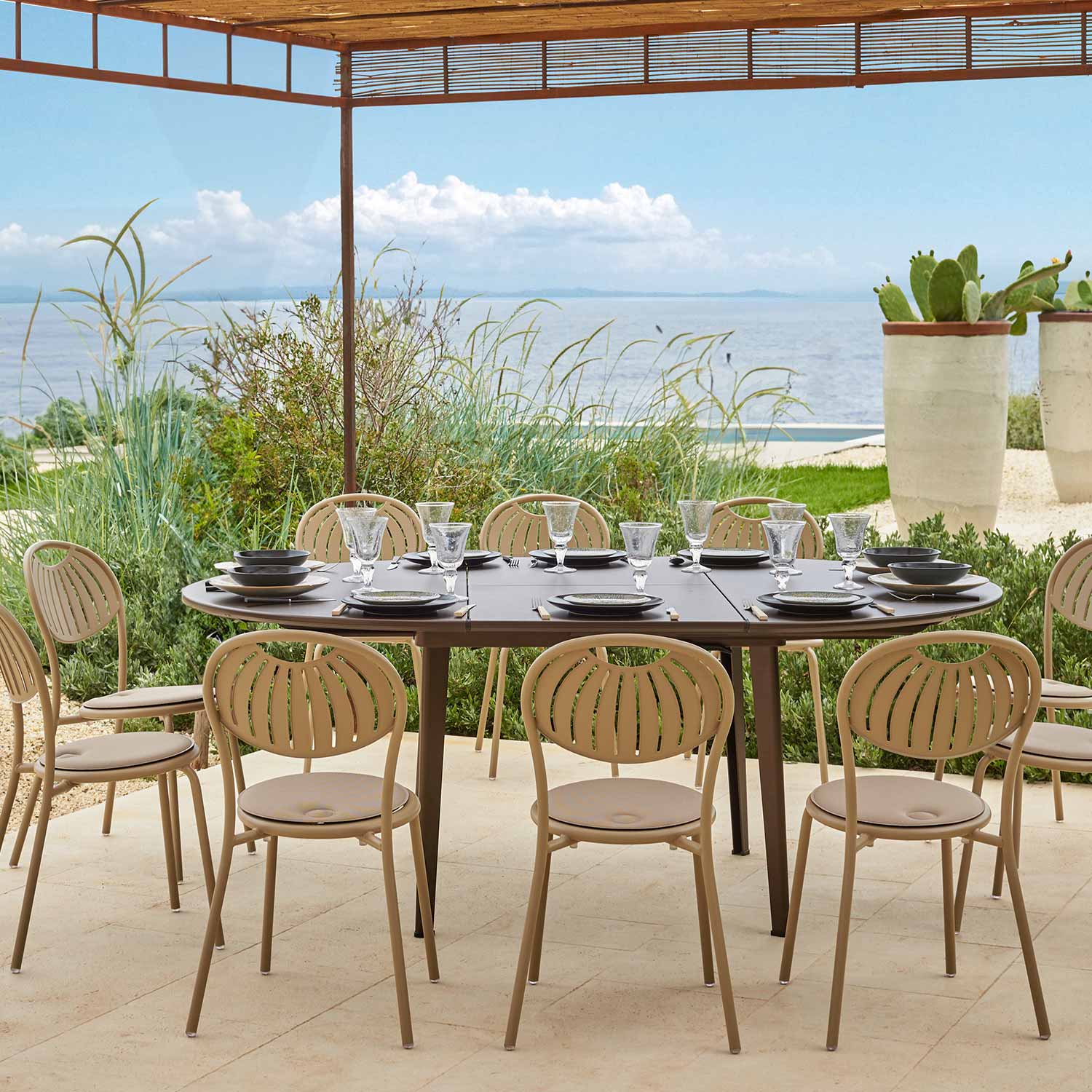 EMU - Plus4 Gartentisch 138x76 cm rund marineblau