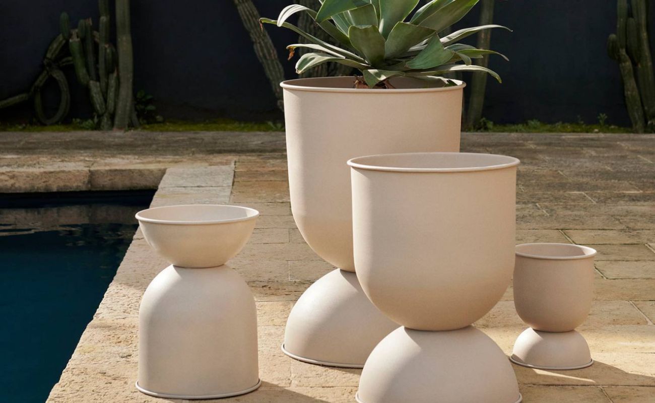 Outdoor ferm LIVING Houglass Töpfe neben Pool