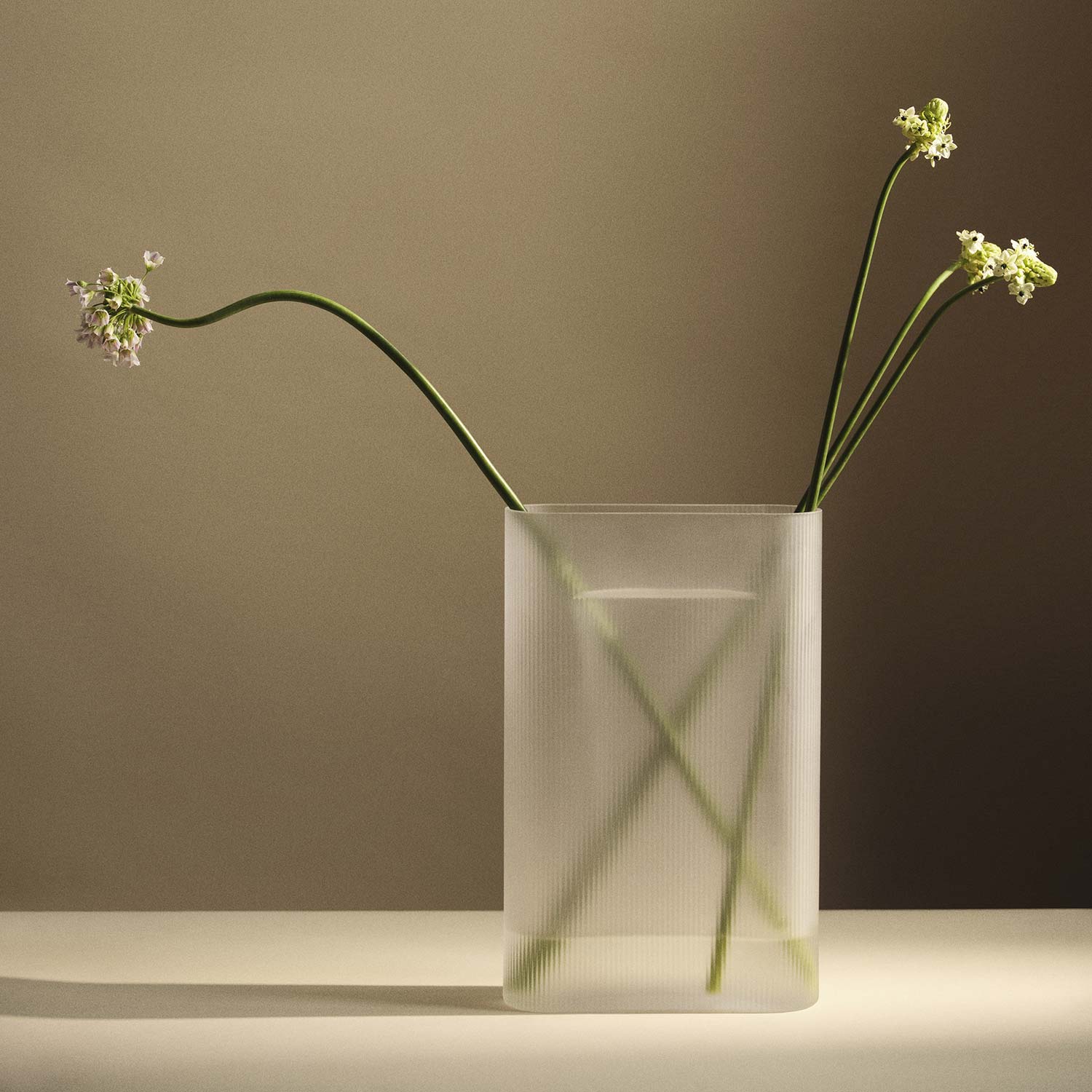 muuto Ridge vase frosted glass weiss mit blumen 105287