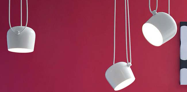 Flos Aim Pendelleuchte in weiß auf rotem Hintergrund