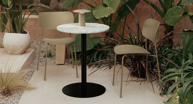 Audo Stuhl Co Gartenstuhl am Bistrotisch auf Terrasse