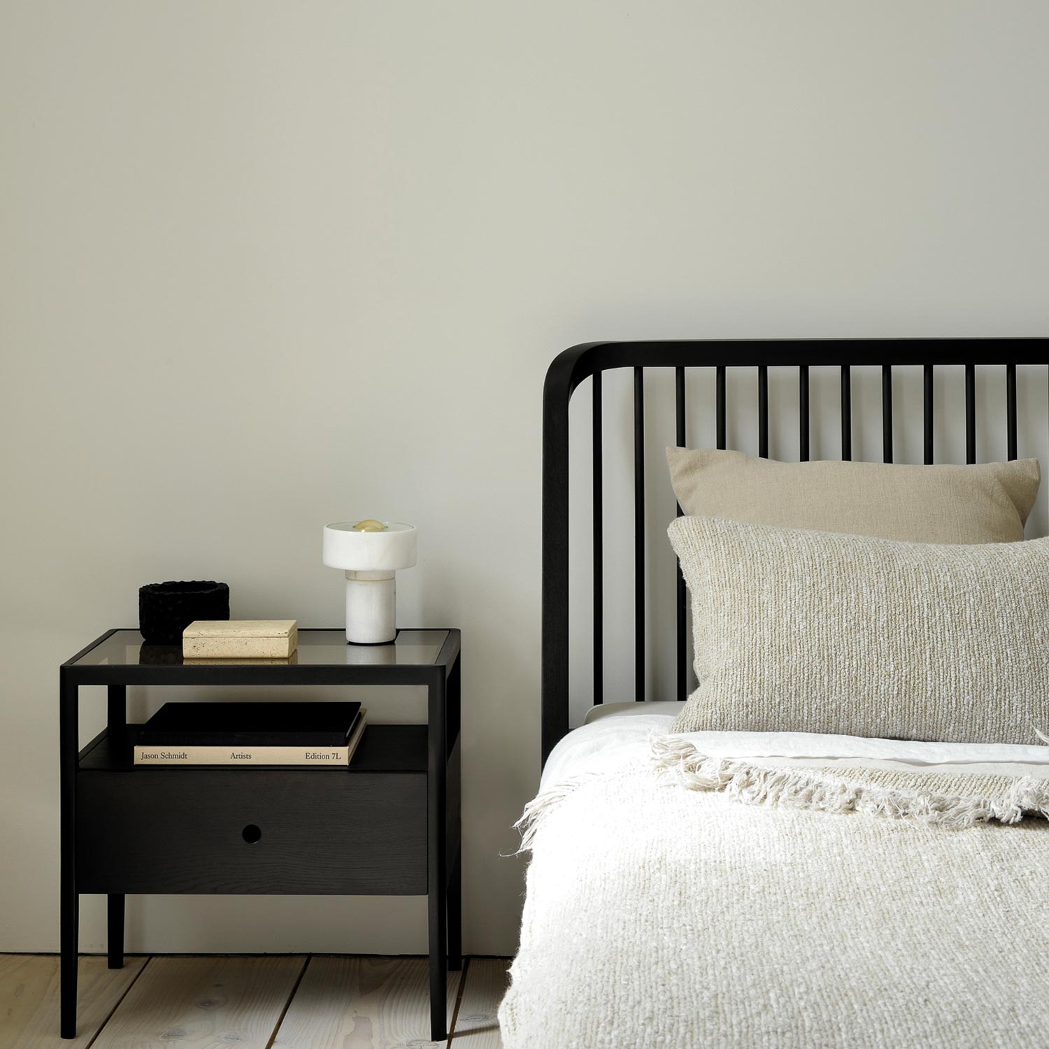 ethnicraft spindle bett schwarz ambiente close up 84224